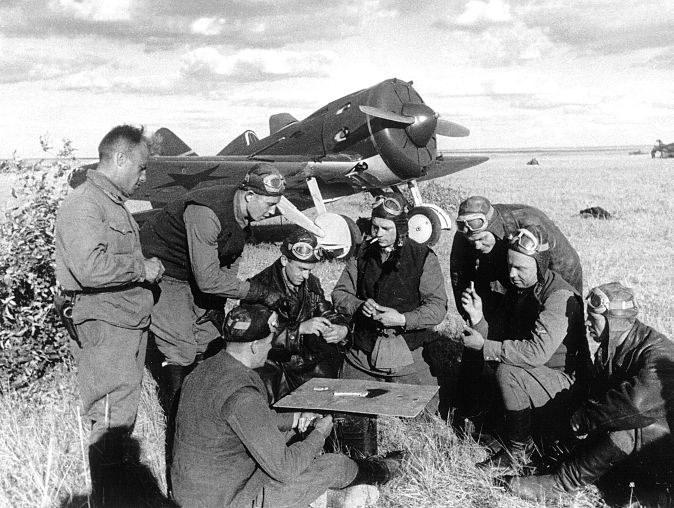 Soviet fighter pilots relaxing