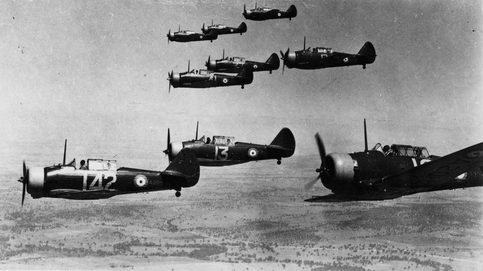 StateLibQld_2_199287_Wirraway_aircraft_flying_in_the_formation_pattern,_Flights_Echelon_Right_during_the_WWII