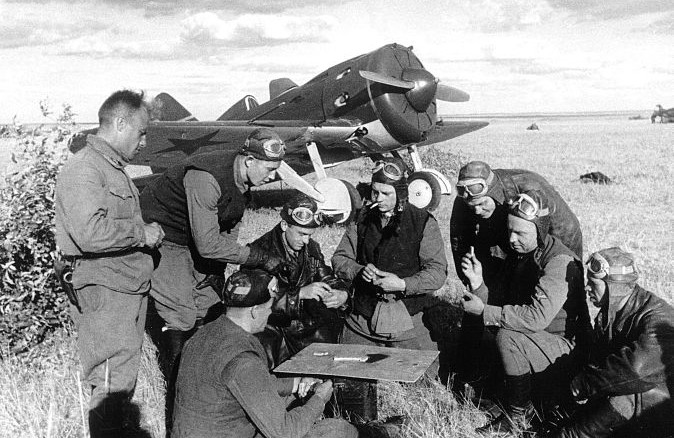 Soviet-fighter-pilots-relaxing